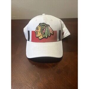 White Chicago Blackhawks Flex Fitted Hat Size L/XL  Red Bill